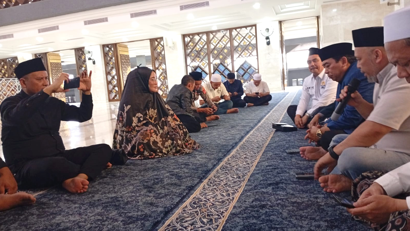 Dalam rangka Mukab IX Kadin Kabupaten Bogor, Panitia dan Ibu Ketua KADIN Kab. Bogor melaksanakan Sholat Azhar dan Doa Bersama di Masjid Nurul Wathon.